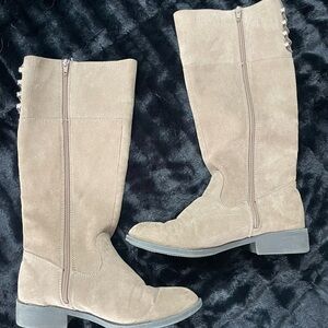 EUC size 8 Stylish Tan Knee-High Women's Boots back elastic buttons
